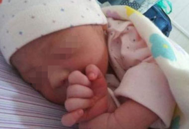 子宫肌瘤的林女士通过代孕成为了母亲